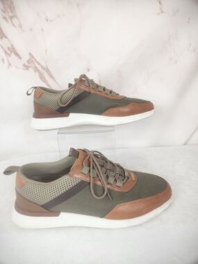*Like New* Unisex Wolf & Shepherd Crossover Victory Trainer